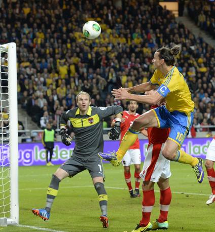 Svezia-Austria 2-1: nel finale ci pensa Ibra a togliere gli scandinavi dai guai con il gol del 2-1. Afp